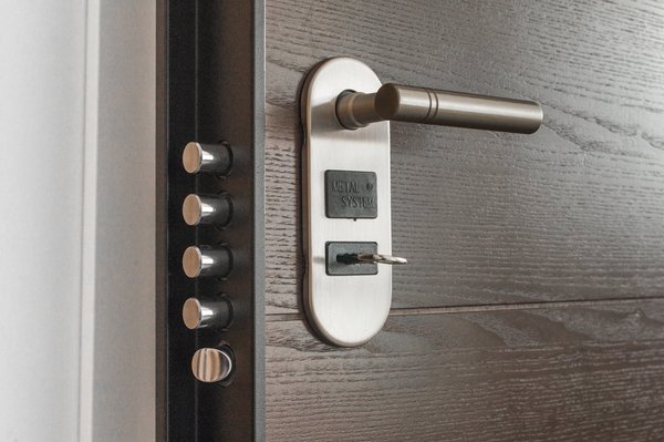 Comment choisir une serrure à code pour renforcer la sécurité de la porte d'entrée de la maison ?