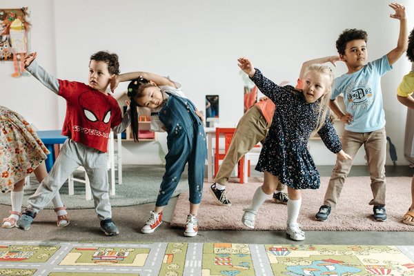 Comment créer une salle de jeux sécurisée pour des enfants de différents âges dans un petit espace?
